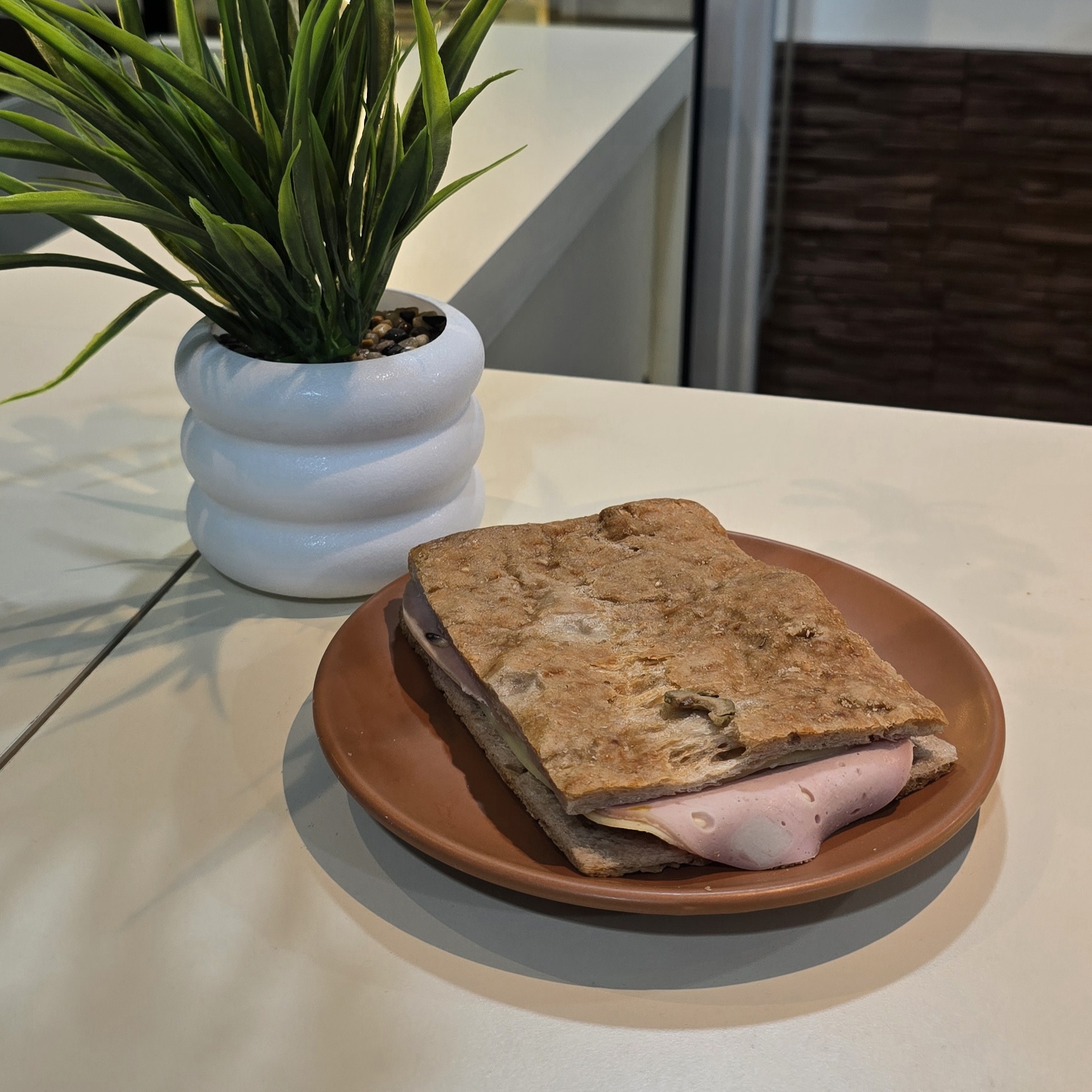 Focaccia con mortadela y queso individual