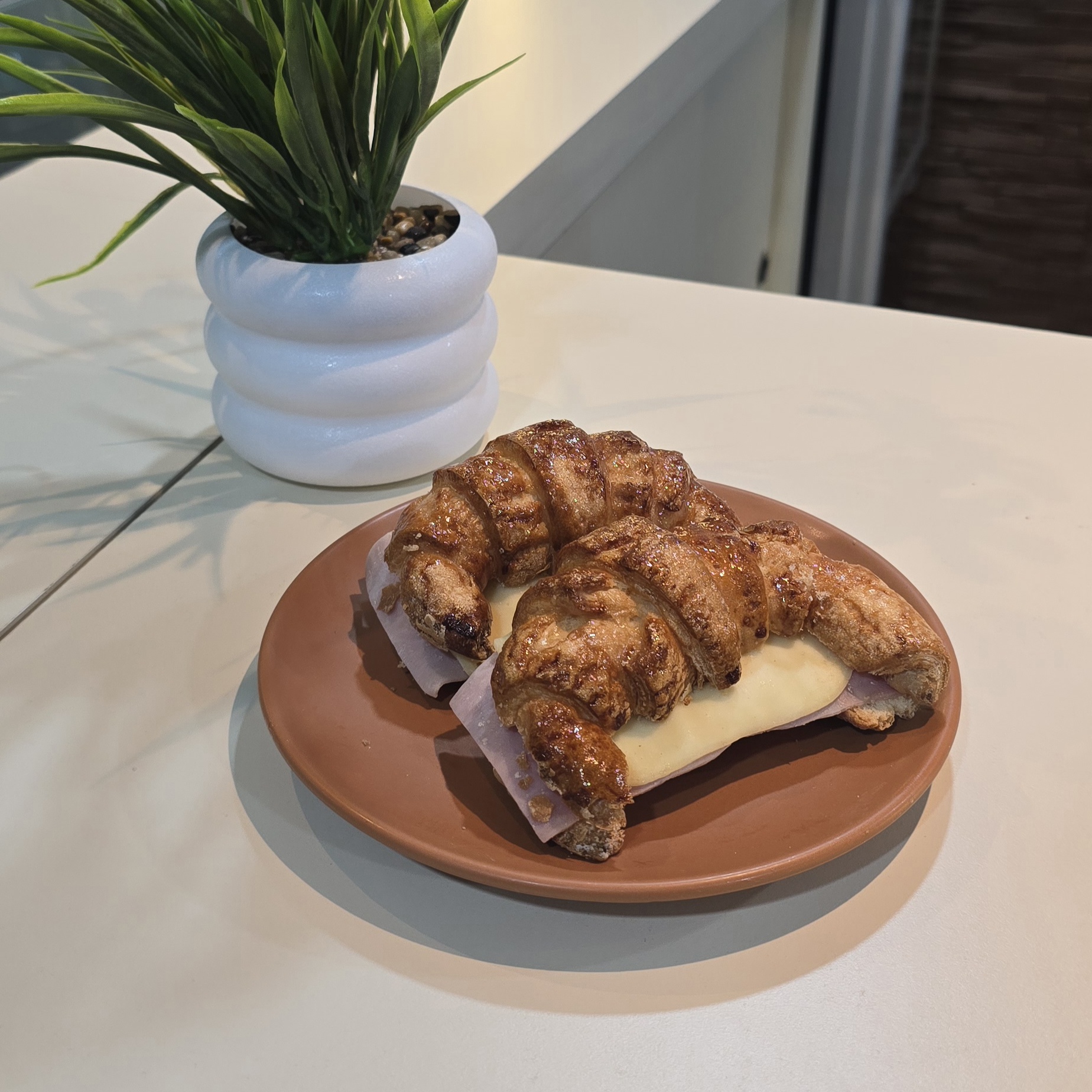 Medialuna de jamón y queso