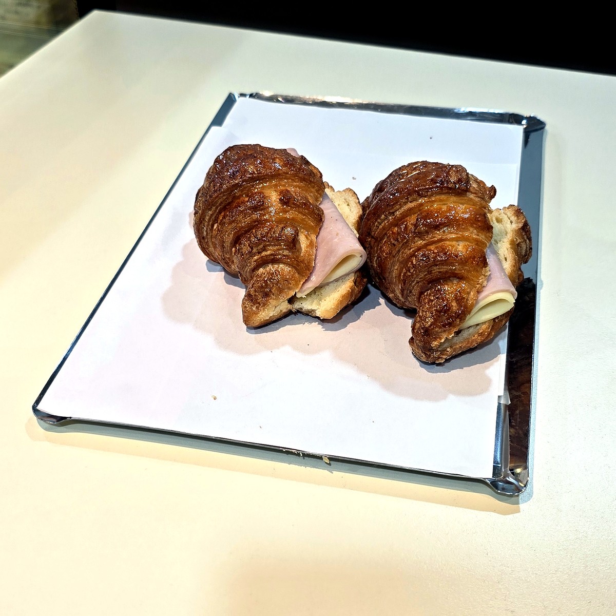 Medialuna de jamón y queso